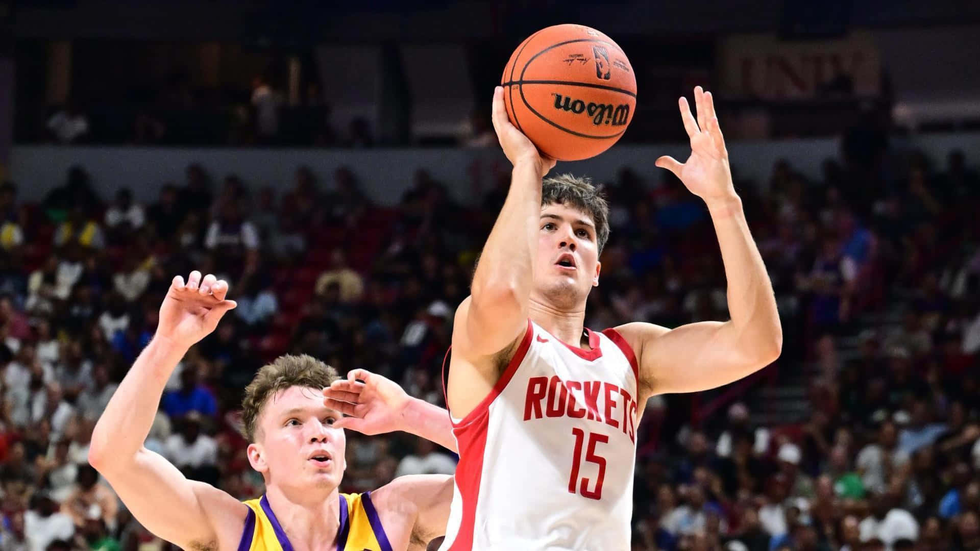 Basketballspiller Skyter Over Forsvarer Bakgrunnsbildet