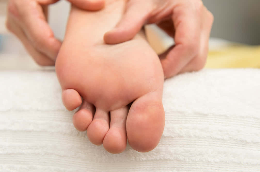 Immaginedi Un Piede Su Un Tavolo Bianco