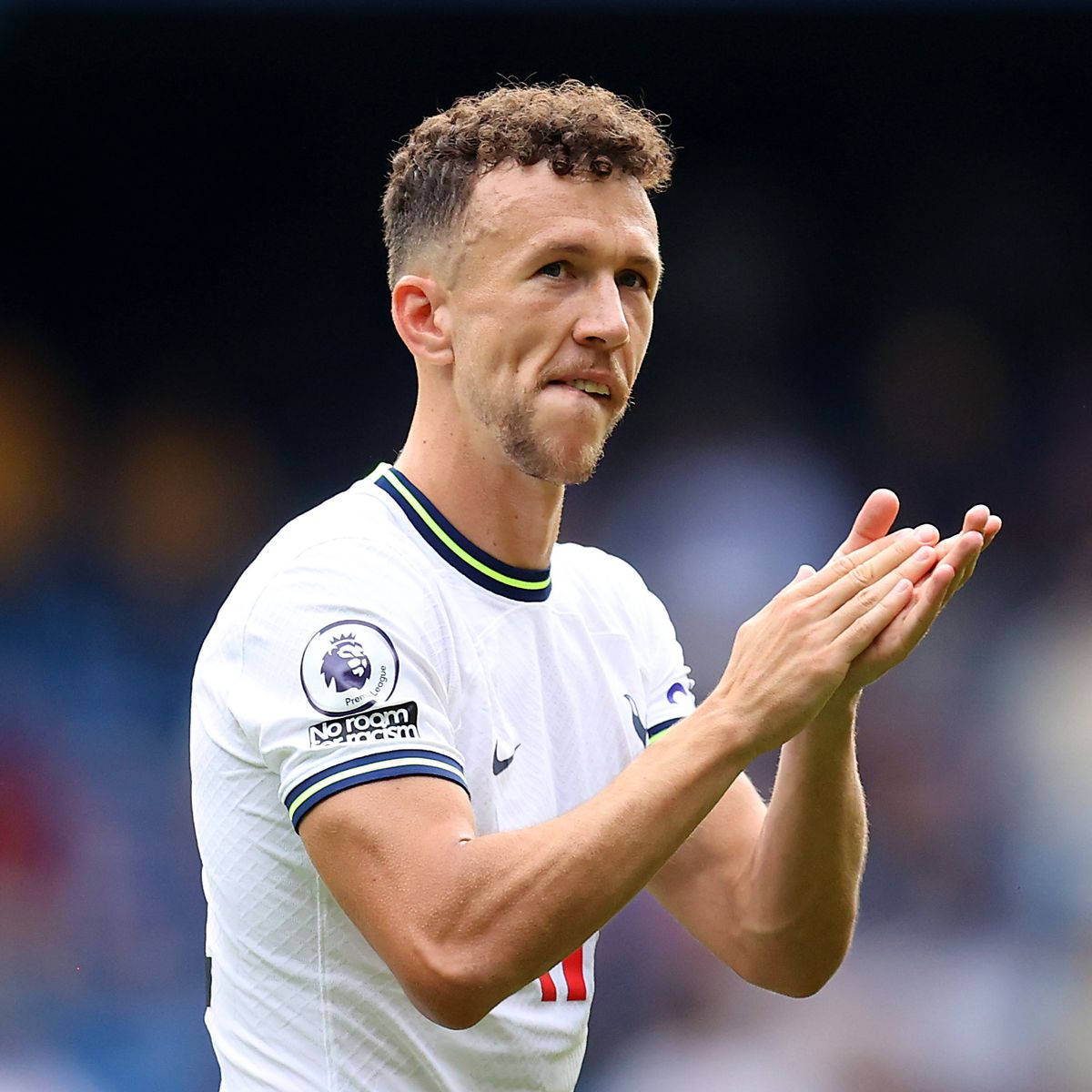 Ivanperisic Mentre Applaude. Sfondo