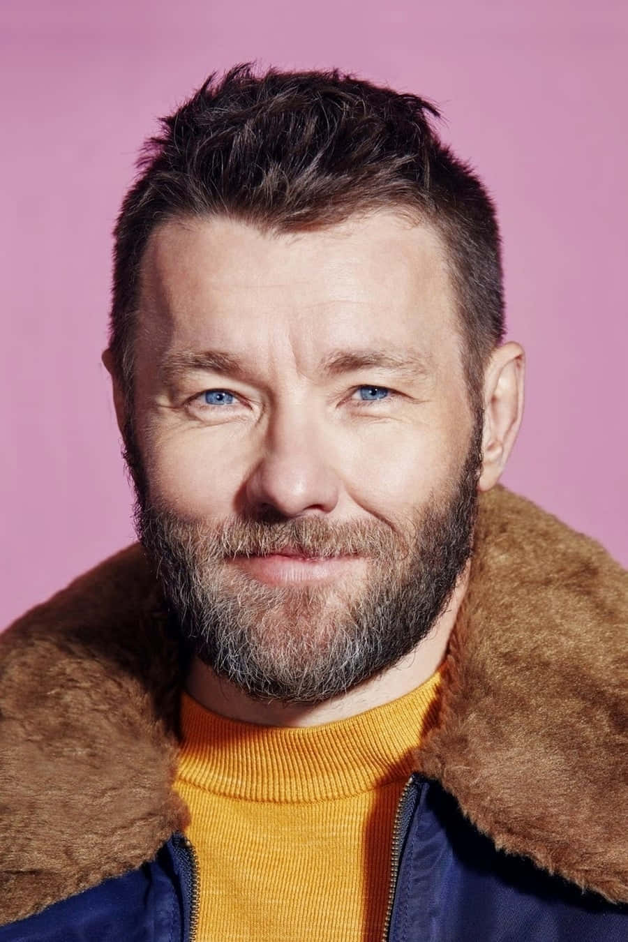 Joel Edgerton Portret Roze Achtergrond Achtergrond