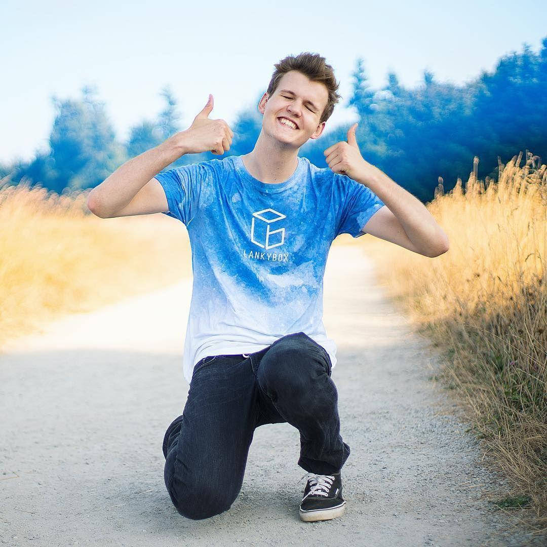 Lankyboxadam Mcarthur En Camisa Azul Fondo de pantalla