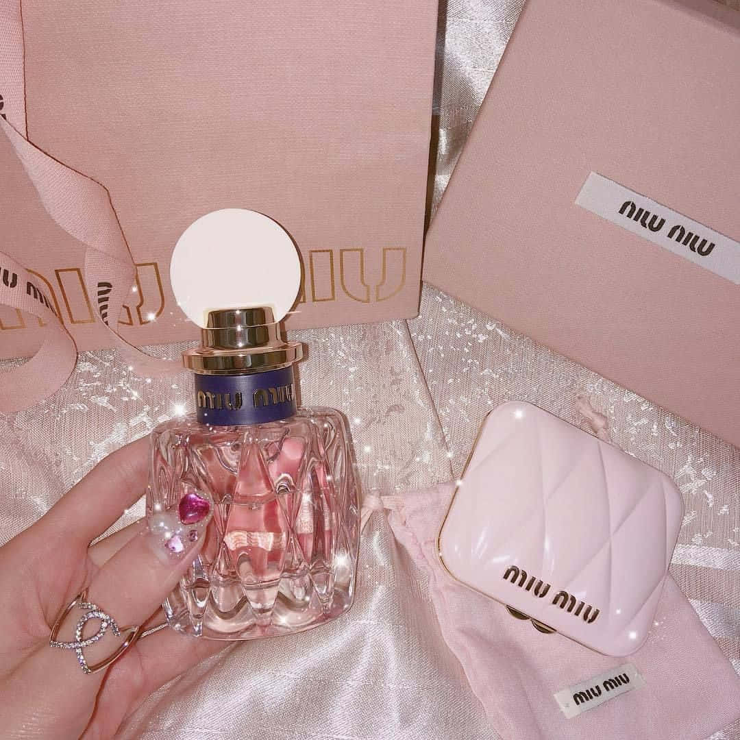 Experience the mesmerizing scent of luxury with this exquisite perfume