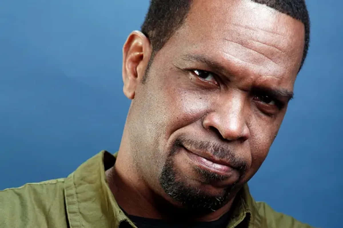 Hombre Escéptico Con Sonrisa Fondo de pantalla