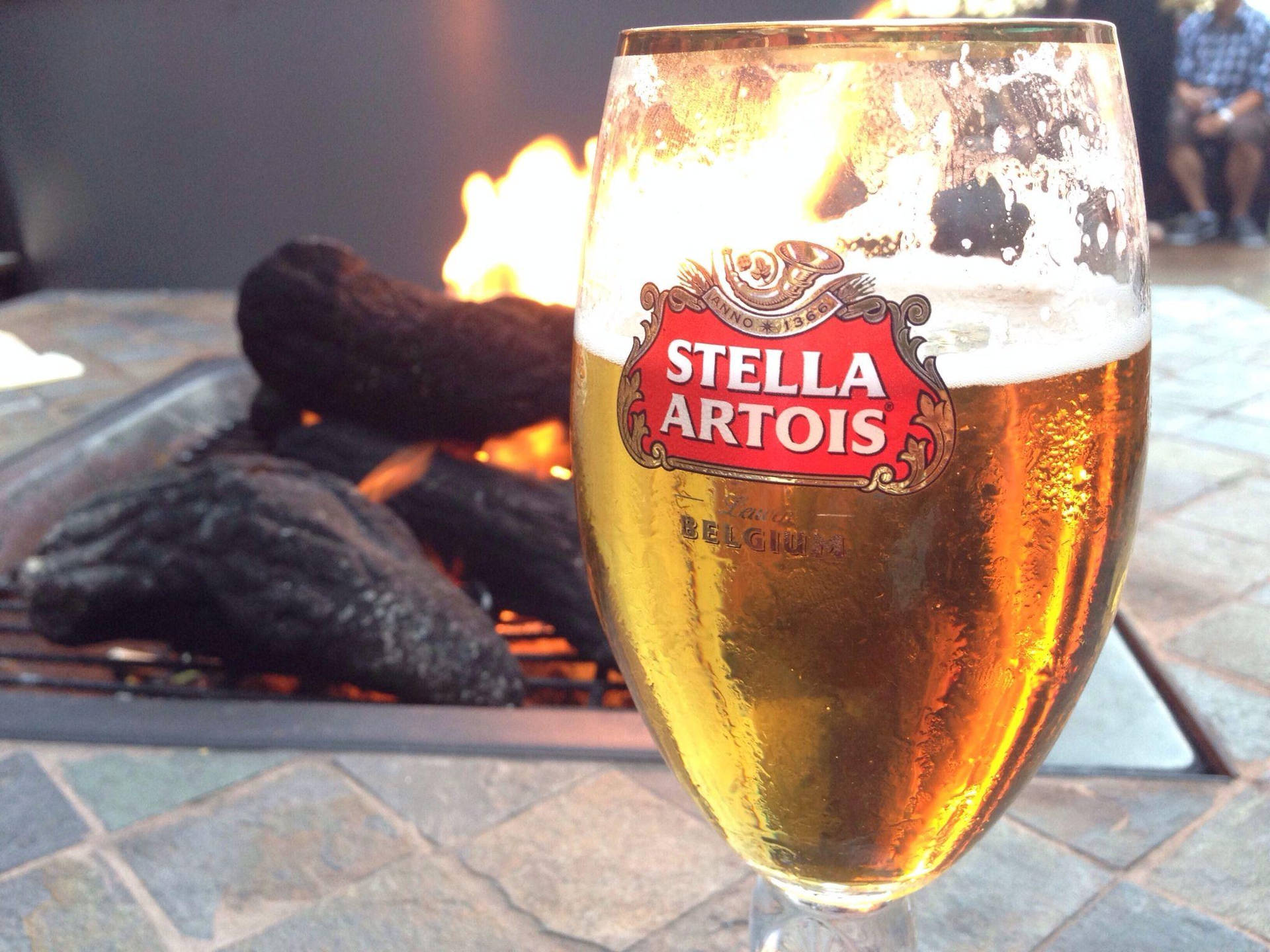 Stellaartois Bier Am Kamin Wallpaper