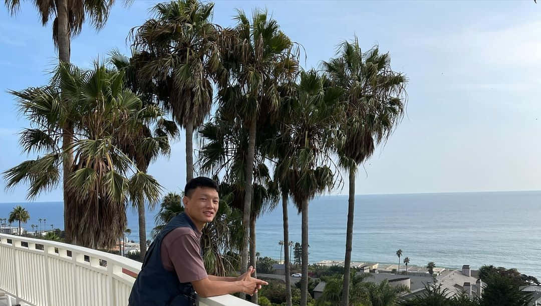 Su Mudaerji Smiling On Balcony Wallpaper