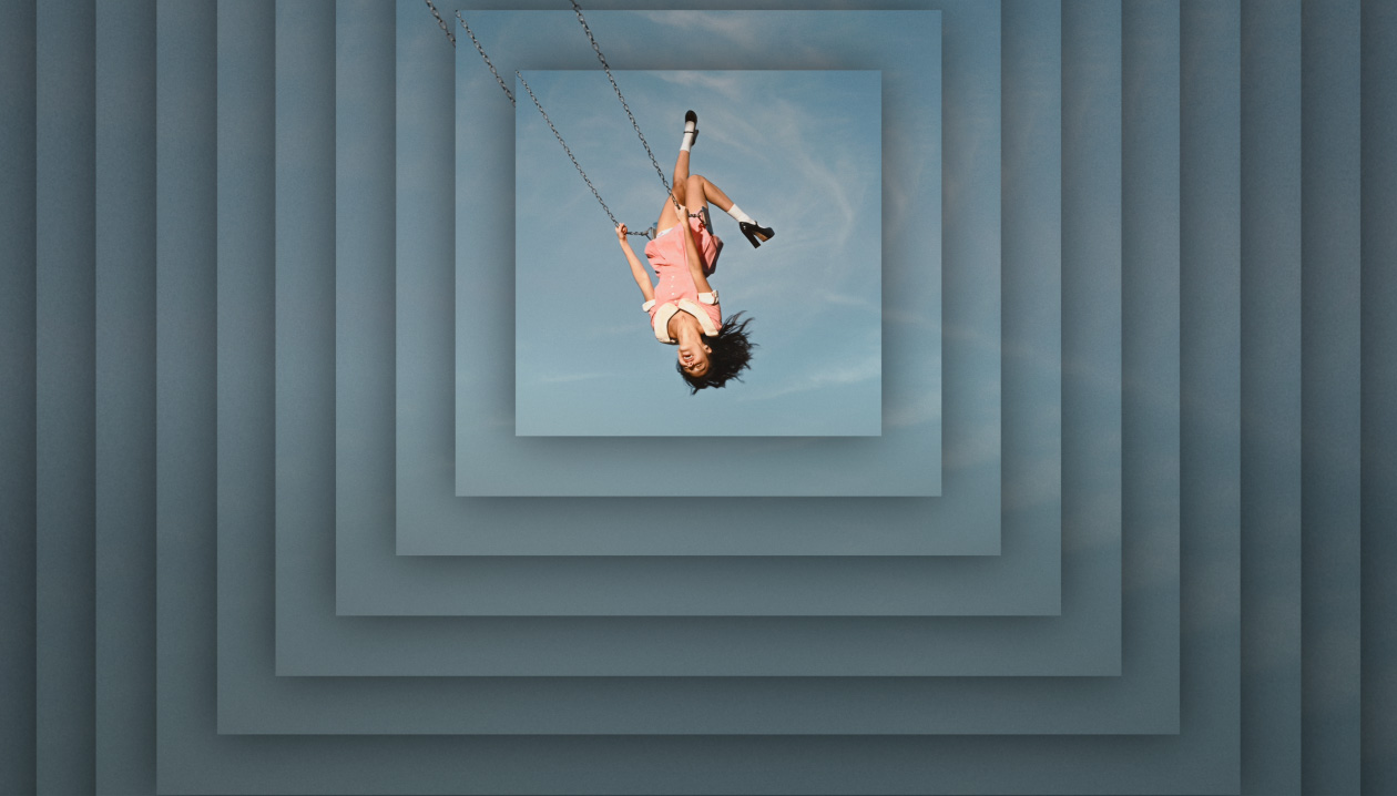 Portada del álbum "You seem pretty sad for a girl so in love" de Olivia Rodrigo, que muestra a la artista balanceándose en un columpio con la cabeza hacia abajo sobre un fondo de cielo con nubes. La portada se repite en capas que se solapan una encima de la otra.