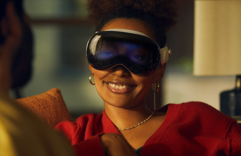 一個人戴著 Apple Vision Pro，從正面外層玻璃透鏡可以看到雙眼。
