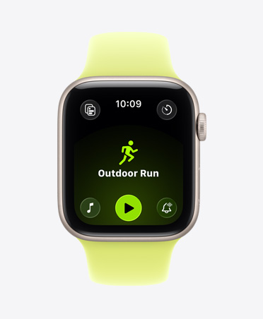 Apple Watch SE 3 z aluminiową kopertą w kolorze księżycowej poświaty i paskiem sportowym w kolorze neonowym żółtym wyświetla ekran treningu Bieg w plenerze. Na dole ekranu elementy interfejsu Apple Music