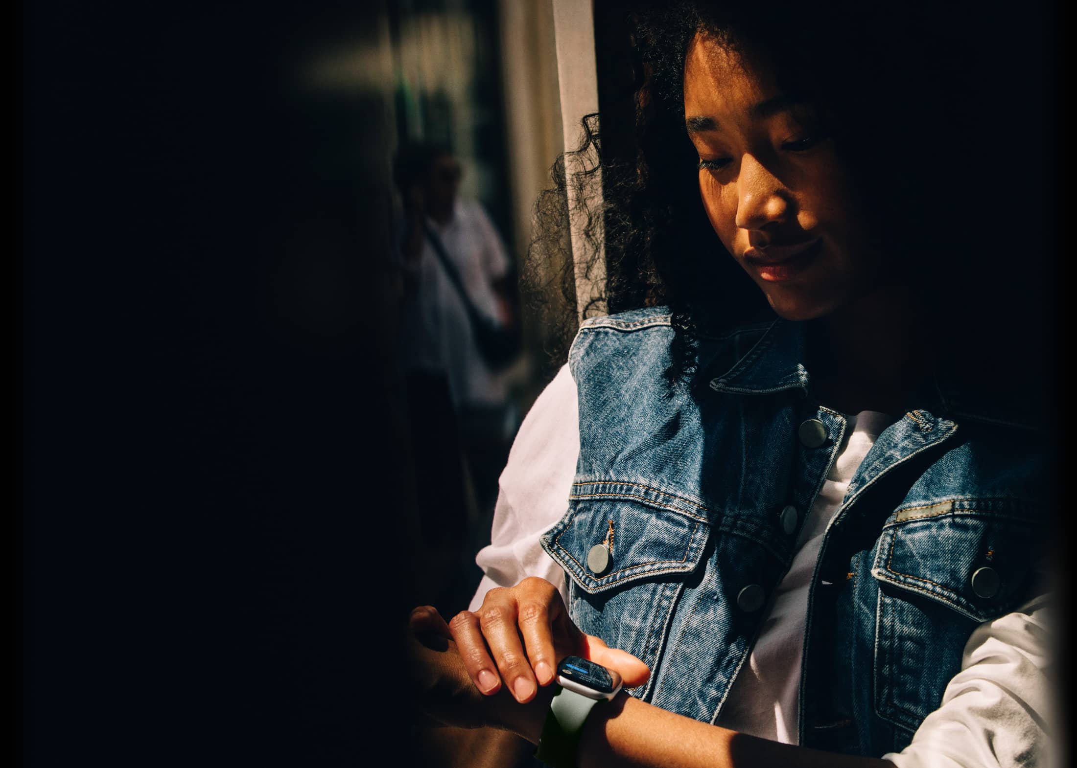 Inimene vaatamas Messages rakendust oma Apple Watch Series 11 kellalt