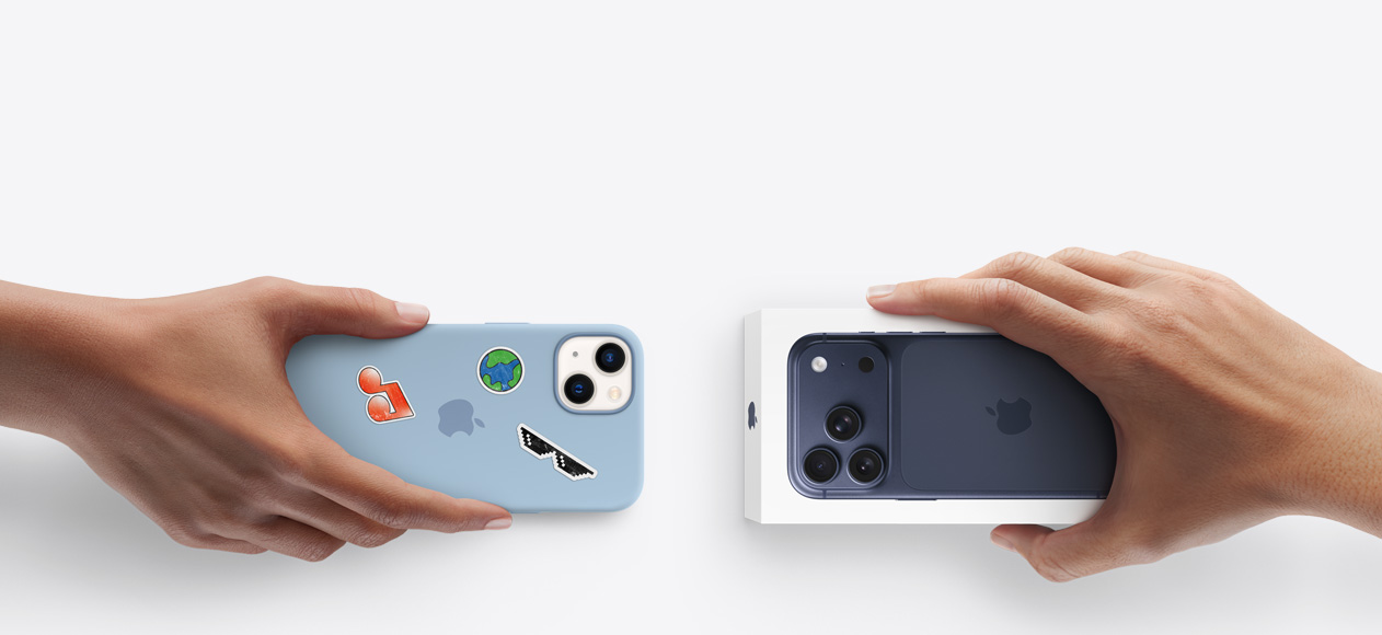 Côte à côte, main tenant un iPhone 13 avec un étui en silicone dont la face arrière est ornée d’autocollants, une main tenant une nouvelle boîte d’iPhone 17 Pro effectue l’échange