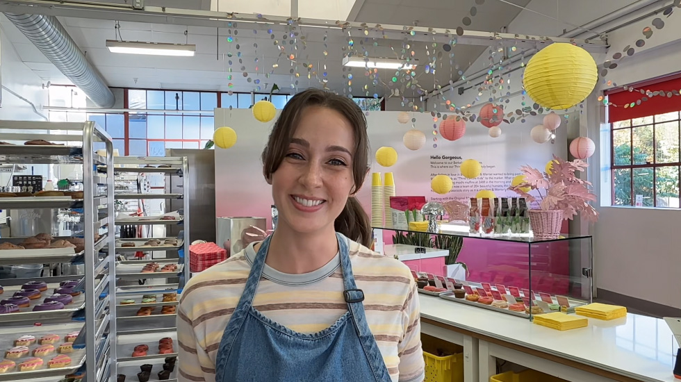 Žena koja radi u slastičarnici na videopozivu.