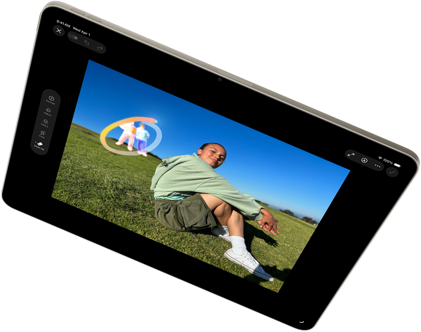 iPad Air fekvő nézetben, rajta az Apple Intelligence működés közben a Tisztázás eszközzel a Fotók alkalmazásban