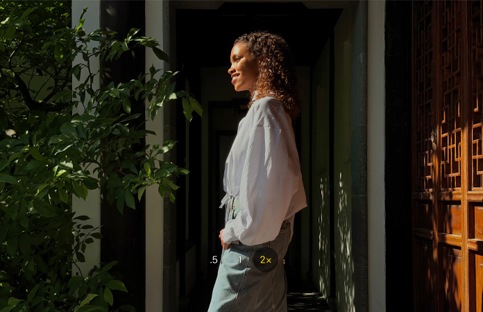 Gambar seorang wanita dengan fitur kamera Telefoto 2x