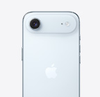 iPhone Air celeste mostrato da dietro, sistema con fotocamera principale Fusion sul pannello in rilievo nella parte superiore