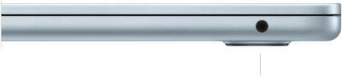 ด้านขวาของ MacBook Air ที่พับปิดอยู่ แสดงช่องต่อหูฟัง