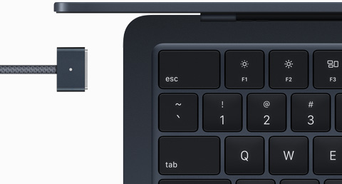 Pusnakts krāsas MacBook Air ar pieskaņotas krāsas MagSafe vadu