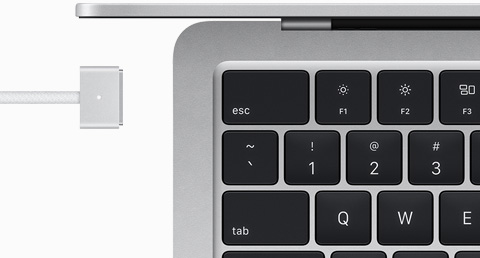 Sudraba krāsas MacBook Air ar pieskaņotas krāsas MagSafe vadu