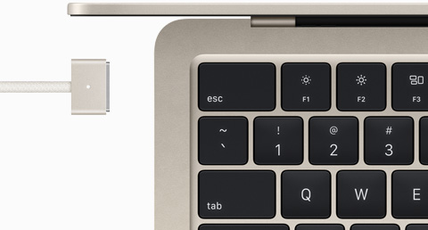 Zvaigžņu krāsas MacBook Air ar pieskaņotas krāsas MagSafe vadu