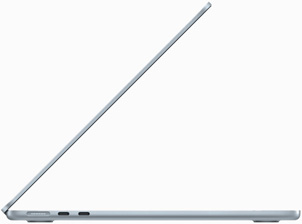 Sānskatā redzams debeszils MacBook Air