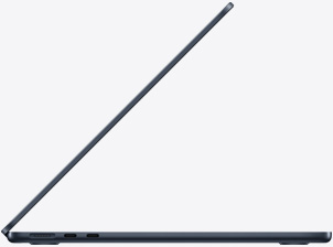 Parte lateral de un MacBook Air, abierto, color medianoche