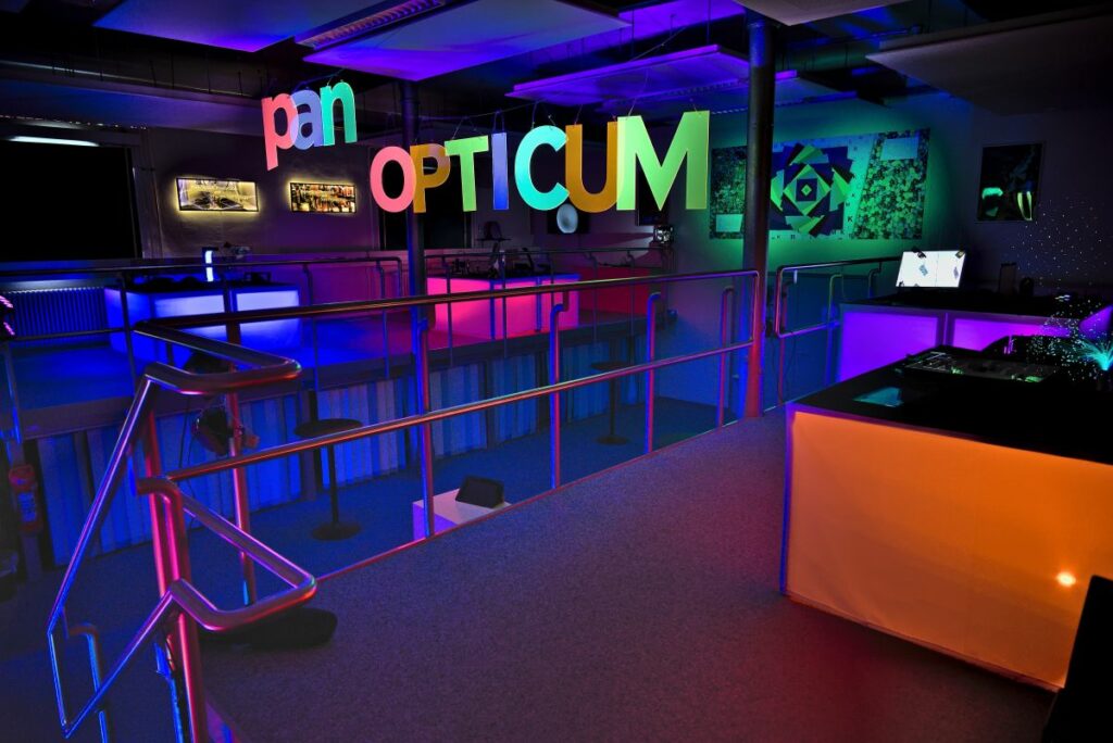 Blick in den bunt erleuchteten Ausstellungsraum des Panopticum.