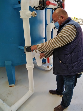 Ein Mann zapft in Jordanien Trinkwasser aus einer Brackwasser-Aufbereitungsanlage.