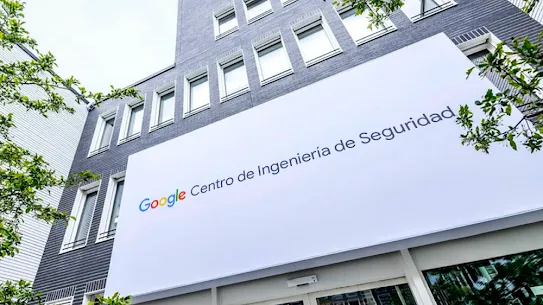 Una valla publicitaria del Centro de Ingeniería de Seguridad de Google en el exterior de un rascacielos