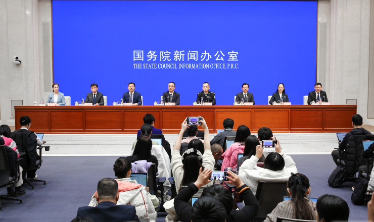 国新办举行新闻发布会 介绍2025年春运形势和工作安排