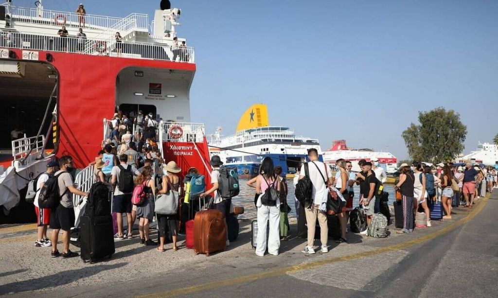 Το αδιαχώρητο στο λιμάνι του Πειραιά – Φεύγει το πρώτο κύμα αδειούχων